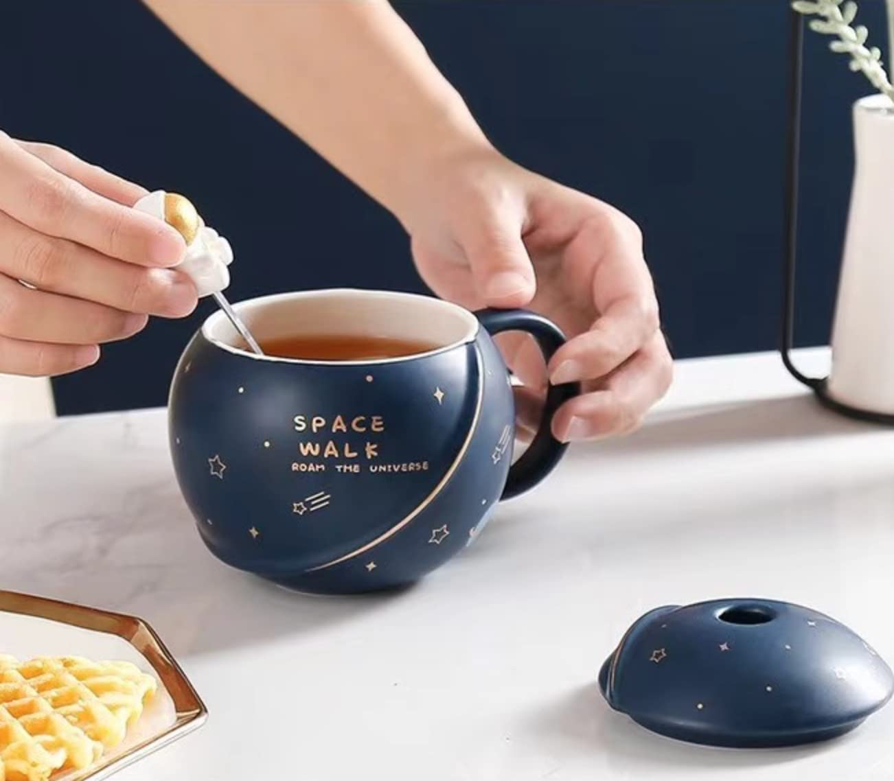 VMMPL Astronaut Planet Coffee Mug (400ml, Dark Blue) – Unique Rakhi Gift for Brother & Men | Ceramic Mug with 3D Space Design, Lid & Spoon