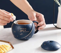 VMMPL Astronaut Planet Coffee Mug (400ml, Dark Blue) – Unique Rakhi Gift for Brother & Men | Ceramic Mug with 3D Space Design, Lid & Spoon